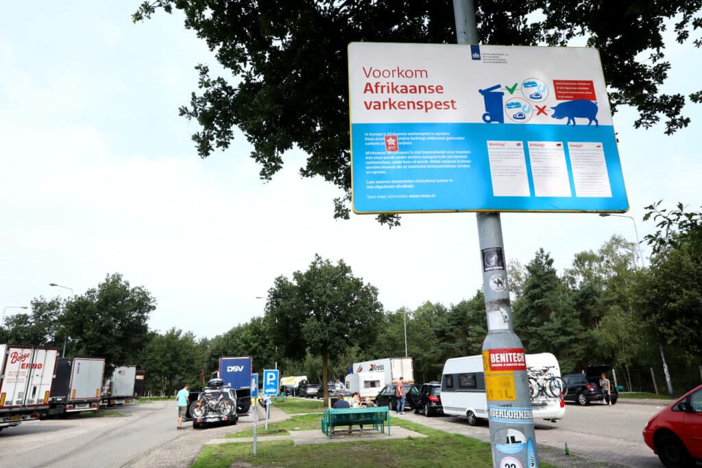 Waarschuwingsborden op pakeerplaats De Schaars aan de A12 bij Arnhem om geen etensresten achter te laten. Dit in verband met het risico op verspreiding van AVP. - Foto: Henk Riswick