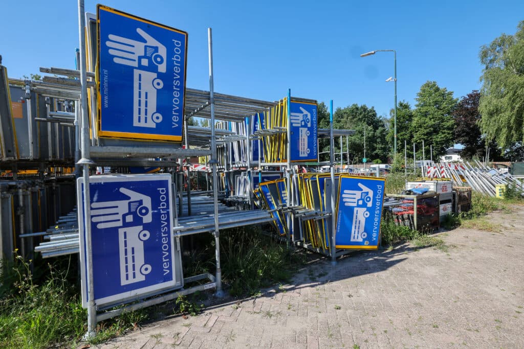 Verkeersborden die een vervoersverbod aangeven in de opslag. Foto: Bert Jansen