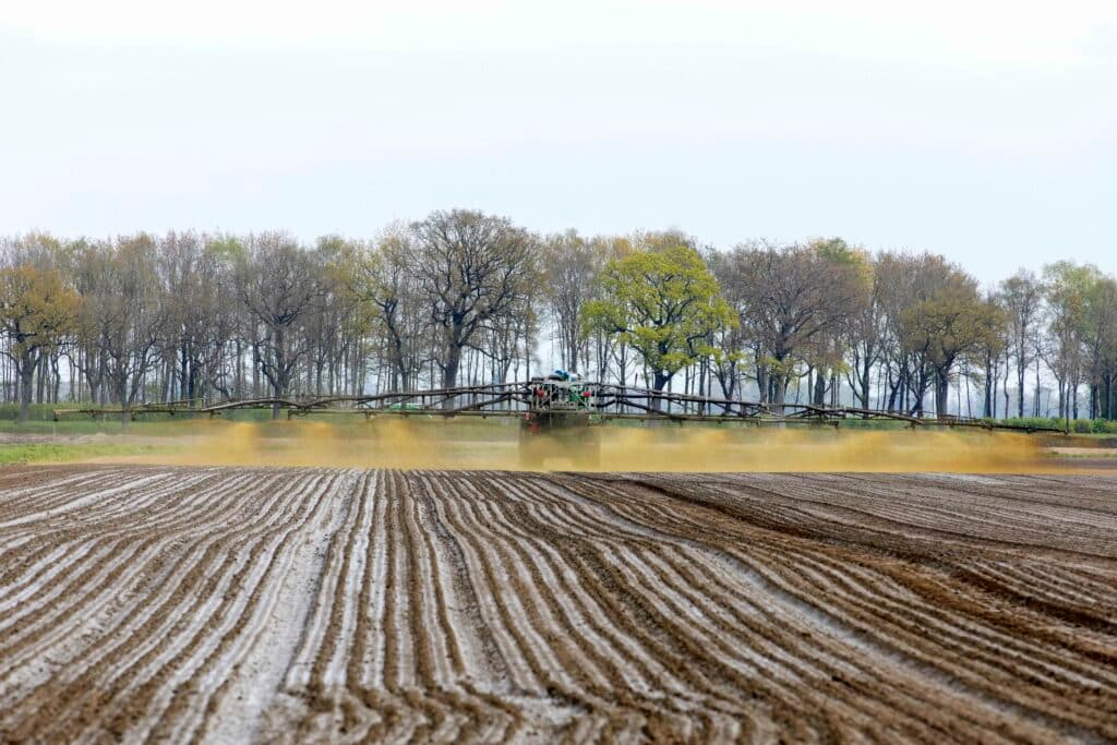 Een laag drijfmest spuiten op uien en suikerbieten in Onstwedde (Gr.) om bij droogte verstuiven van net opgekomen zaden en plantjes tegen te gaan. Loonbedrijf Sandee is aan het werk. Foto: Koos van der Spek
