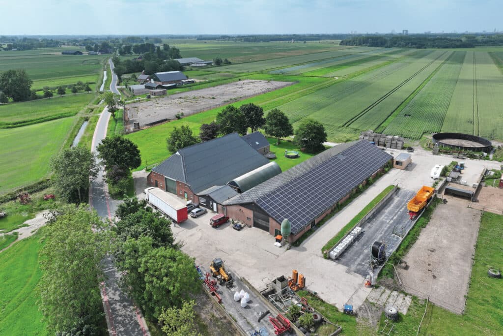 In totaal omvat het bedrijf 140 hectare. Naast het telen van gewassen doen ze aan agrarisch natuurbeheer en houden ze enkele paarden. Ze onderzoeken mogelijkheden om ‘stadjers’ (inwoners van Groningen) aan zich te binden, om zo een schakel te kunnen zijn tussen de stad en het platteland.