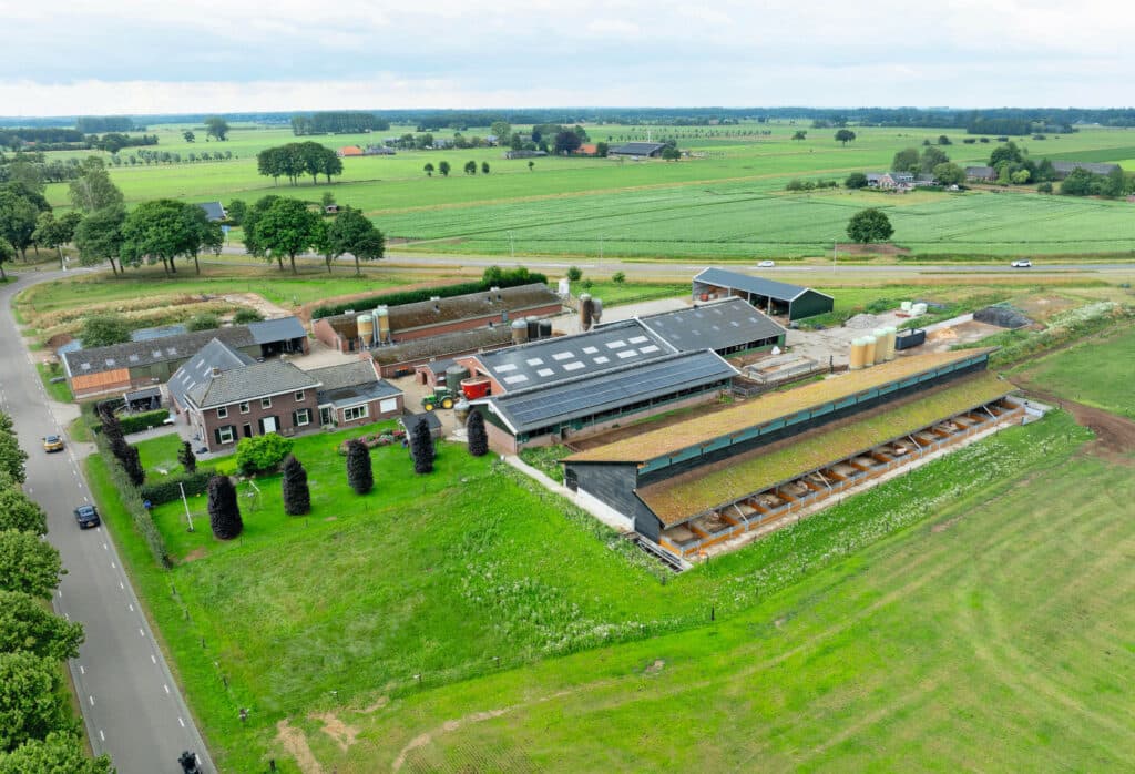Bij de familie Ten Have in Silvolde (Gld.) hebben de eerste zeugen biggen gekregen in de nieuwe Zonvarkenstal. Het kleinschalige varkensconcept past goed op het bedrijf met melkkoeien en een jong gezin. Tijdens de twee werpweken brengt Mirjam veel tijd door in de stal om het geboorteproces te begeleiden.