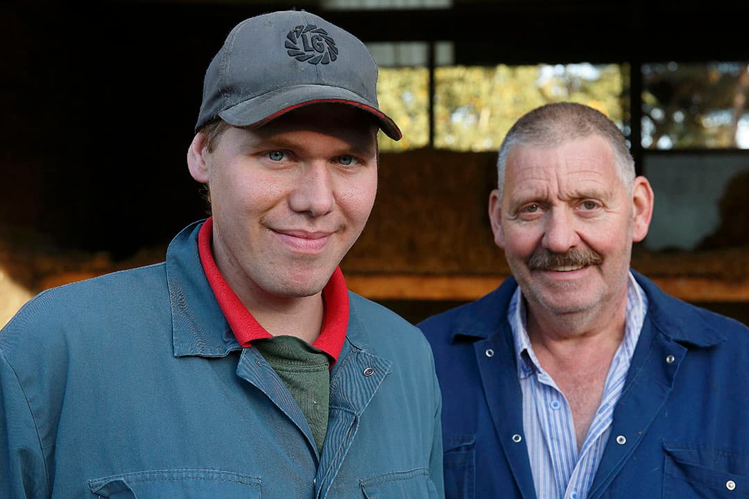 Hendrik (28) en Jan (64) Wesselink zitten samen met Greetje (60) in een vof. De vof heeft 60 melkkoeien, 50 stuks jongvee en 45 hectare land.