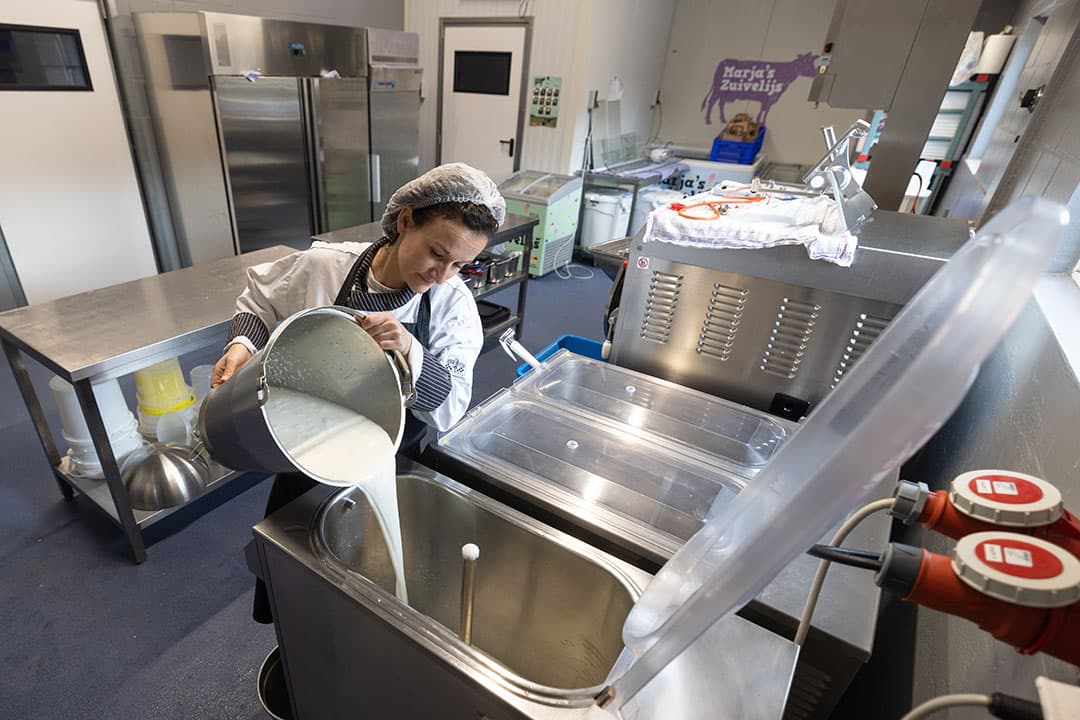 Voor start ijsbereiding moet Marja Joosen eerst de rauwe melk pasteuriseren. Daar staat bepaalde tijd en temperatuur voor. - Foto's: Peter Roek