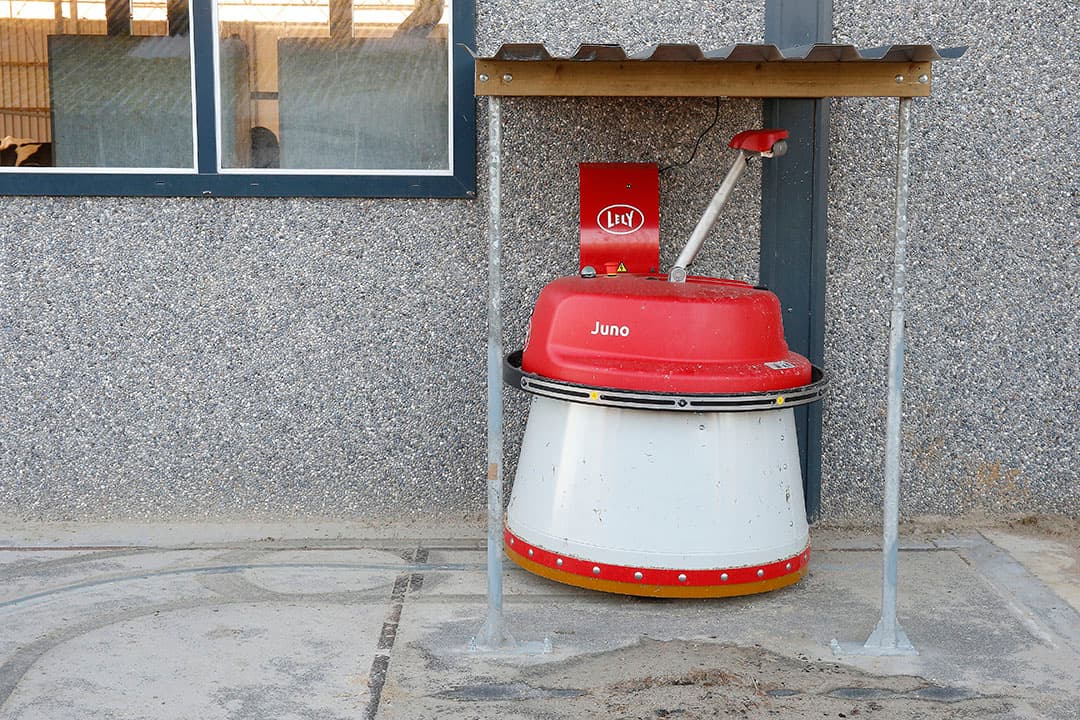 In de oude ligboxenstal had Hartemink al een Juno-voeraanschuifrobot, maar die kon niet over het erf rijden. Daarom is die robot ingeruild voor een nieuwe.