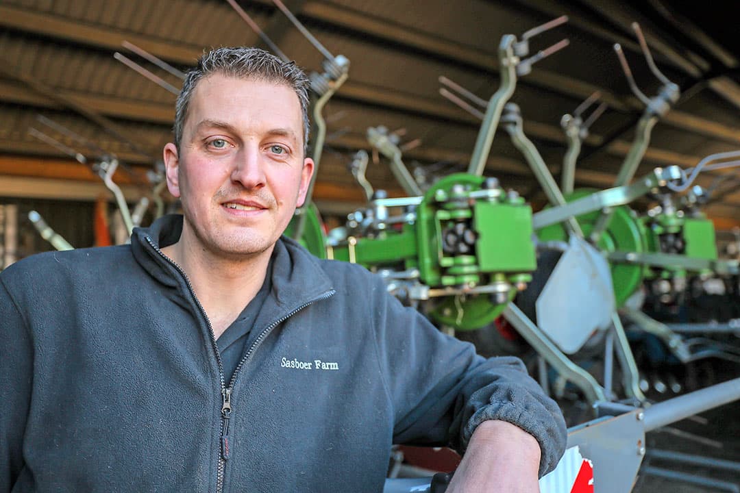 Met de marktverschuiving richting Beter Leven 1 ster is het tussensegment in de vleeskuikensector grotendeels verdwenen. Mark de Jong in het Brabantse Alphen is een van de weinigen die nog langzaam groeiende kuikens houdt voor het LGK-concept. Het vlees gaat hoofdzakelijk naar afnemer Aldi.