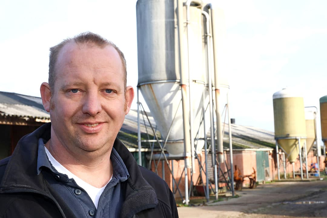 Frans van Laar beleefde een valse start door het vervoersverbod. "Bij het begin van de legperiode liepen de hennen al 30 eieren achter op de norm. Inmiddels is dat aantal opgelopen tot 34 eieren.” - Foto's: Henk Riswick