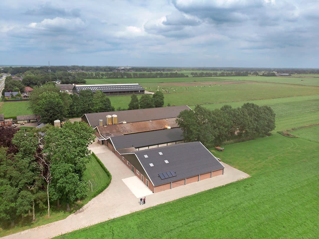 Luchtfoto van het bedrijf, met op de voorgrond het ruim opgezette eierlokaal. Er is ruimte voor uitbreiding.