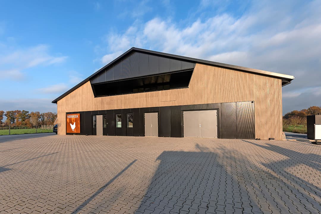Het fraaie vooraanzicht van de nieuwe stal, die op 17 september 2020 in gebruik werd genomen.
