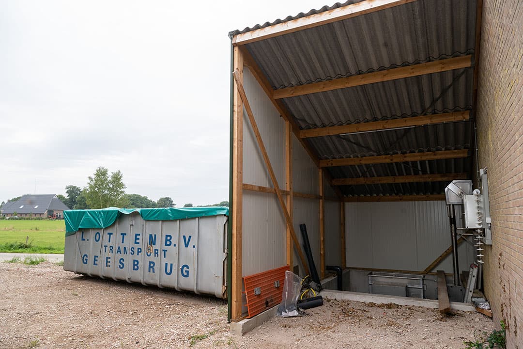 Varkenshouders Jan Holsappel en Mark Wissink bouwden een kraamstal met mestscheiding aan de bron en dagontmesting. De dikke fractie met vier kilo fosfaat per ton gaat naar een vergister.