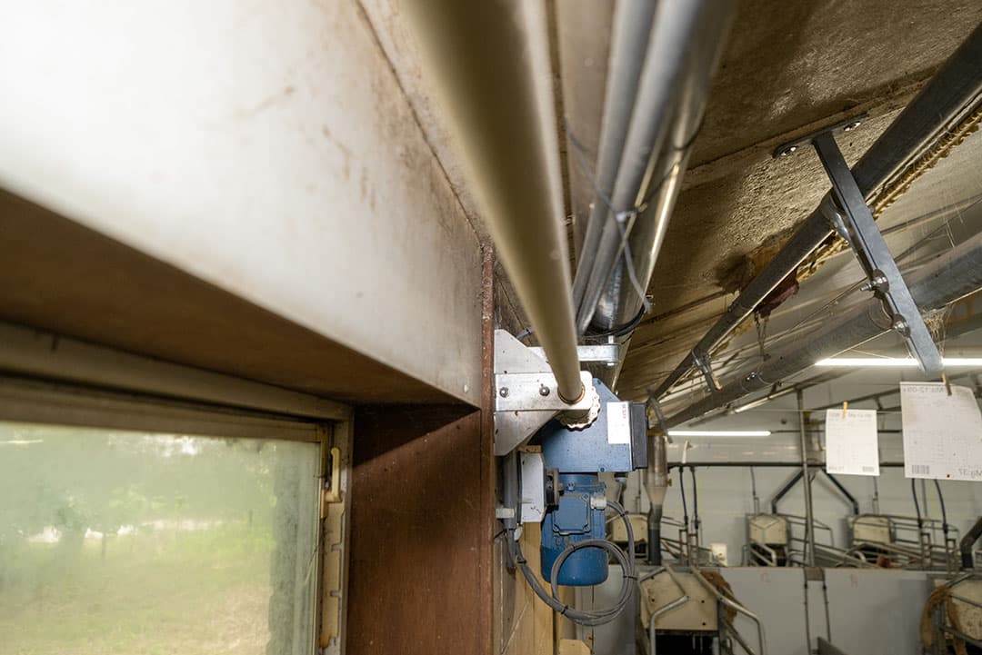 Varkenshouders Jan Holsappel en Mark Wissink bouwden een kraamstal met mestscheiding aan de bron en dagontmesting. Een motor drijft een stalen as aan waarmee de staalkabel wordt opgerold, zodat de schuiven zich door goot bewegen.