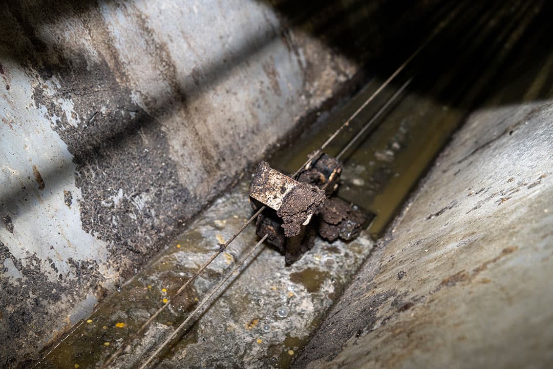 Varkenshouders Jan Holsappel en Mark Wissink bouwden een kraamstal met mestscheiding aan de bron en dagontmesting. Op deze foto loopt de schuif 'achteruit' om mest te halen en deze uit de goot werken. Het ontwerp van de goot draagt bij aan het lage emissieniveau.