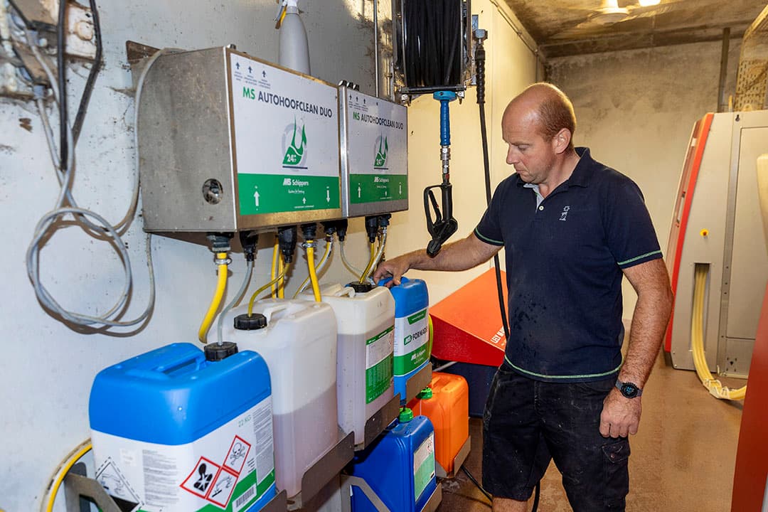 Sander Vijverberg controleert regelmatig of de jerrycans nog voldoende middel bevatten dat automatisch in de klauwmatten wordt gedoseerd.