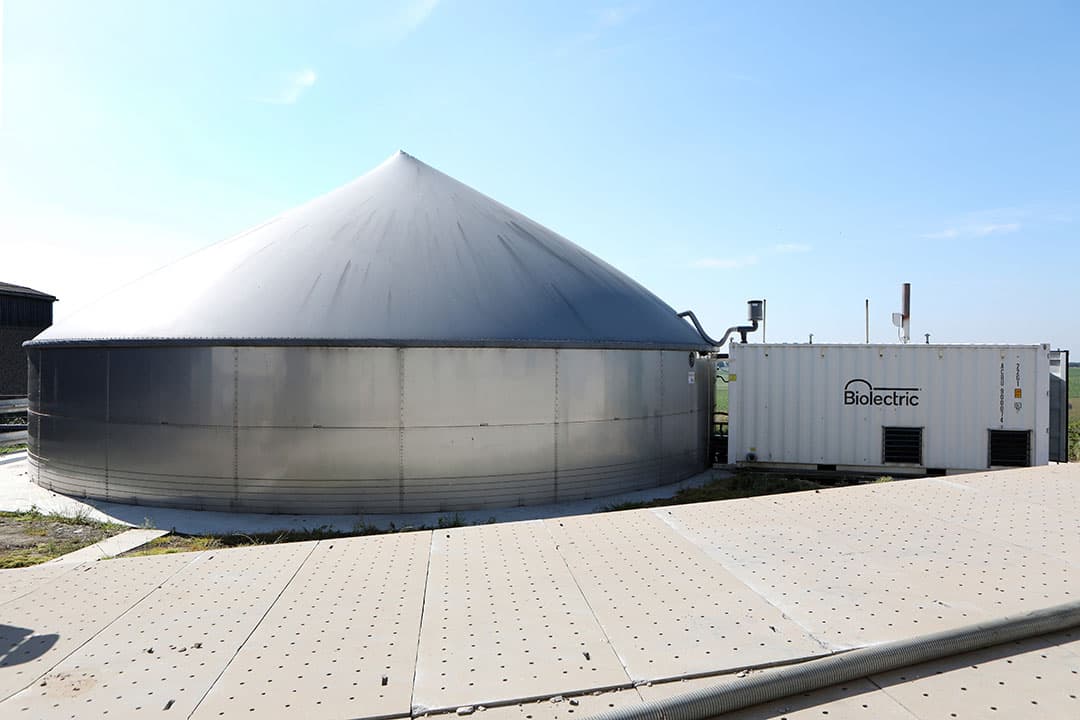 De vergister bezien van de koeienstal. De tankinhoud is 400 kuub.