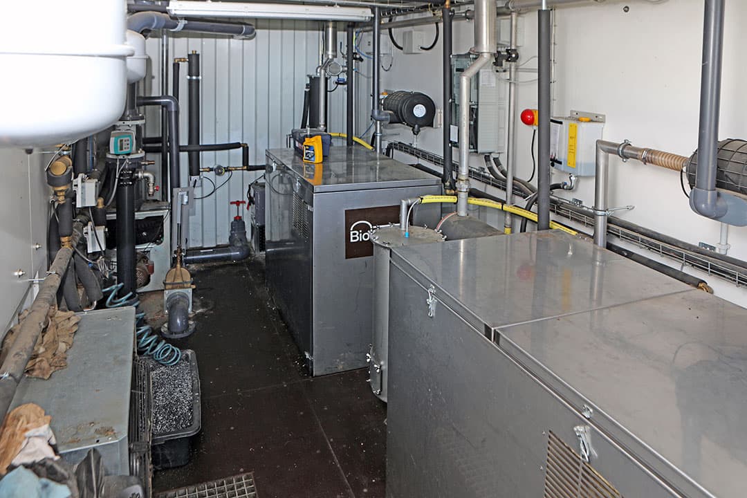 Een blik in de container met de WKK. De beide motoren zitten in de ijzeren bak, rechtsvoor.