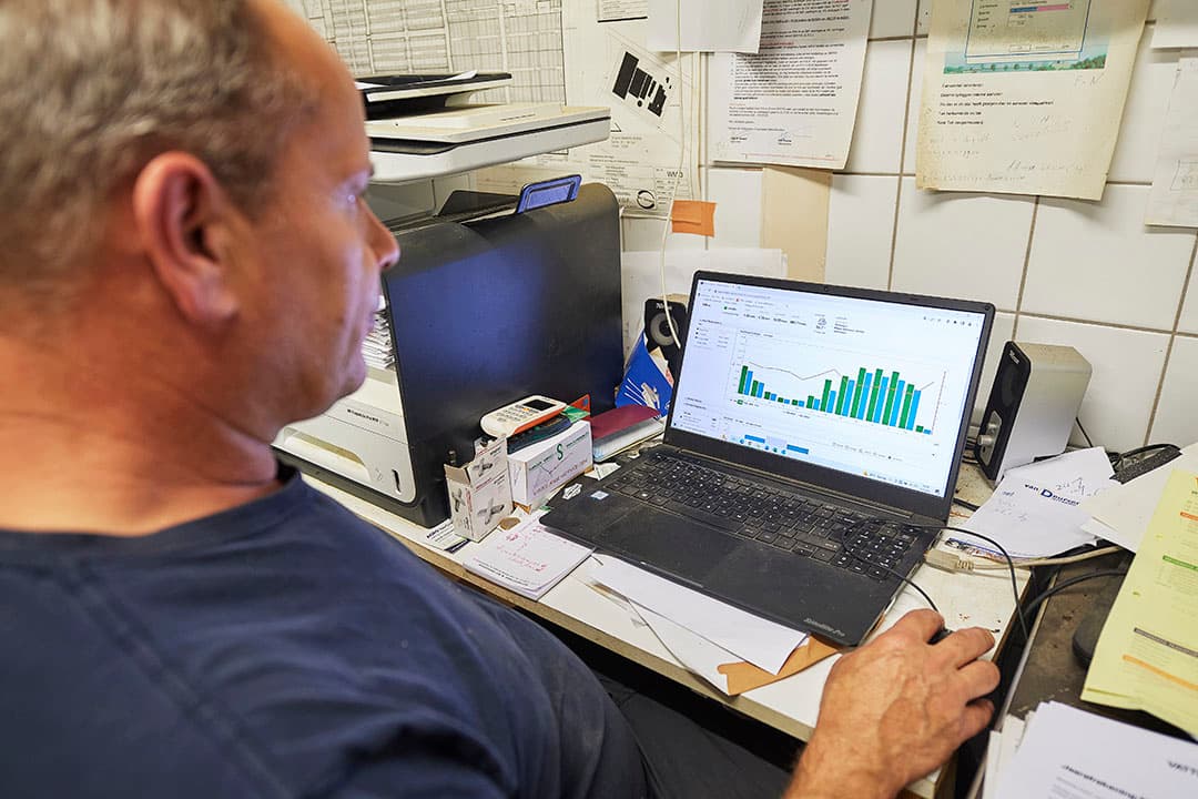 Theun Peters produceert energie met zonnepanelen op varkenstallen als tweede tak.