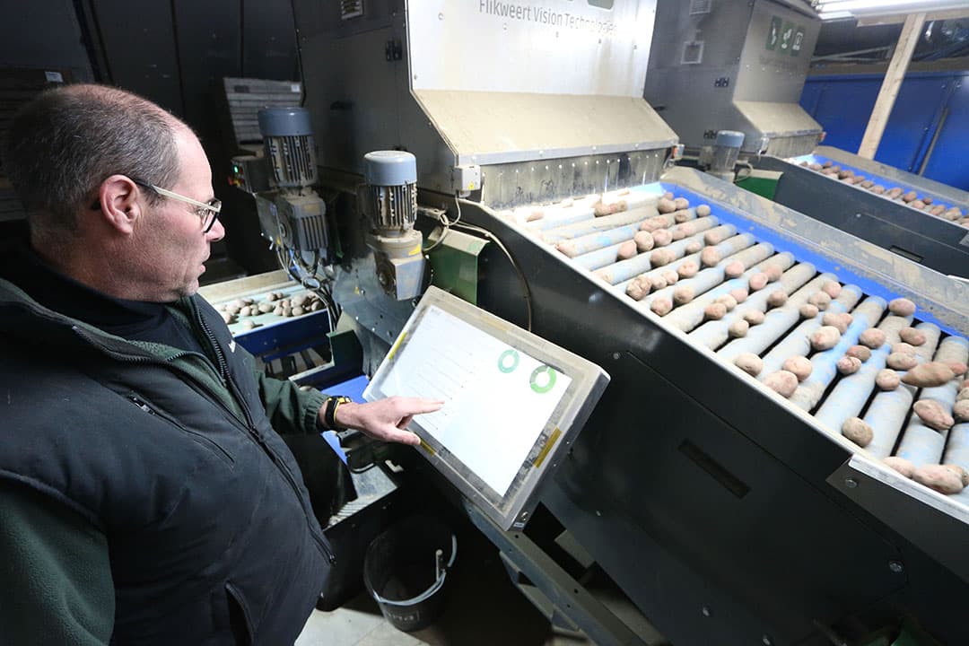 Op het bedieningspaneel zijn beide machines in te regelen. De tolerantie voor een afwijking kan volgens een glijdende schaal ingesteld worden. Op het scherm is af te lezen hoe nauwkeurig de machines werken en hoeveel tarra ze eruit halen.