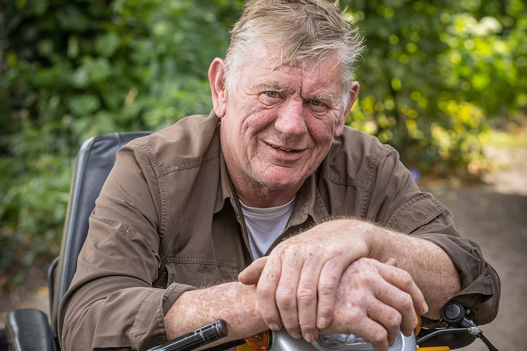 Freek Bruntink (63) heeft in maatschap met zijn dochter Eeke (25) een gangbaar akkerbouwbedrijf. Vanwege een gebroken heup gebruikt hij tijdelijk een scootmobiel.