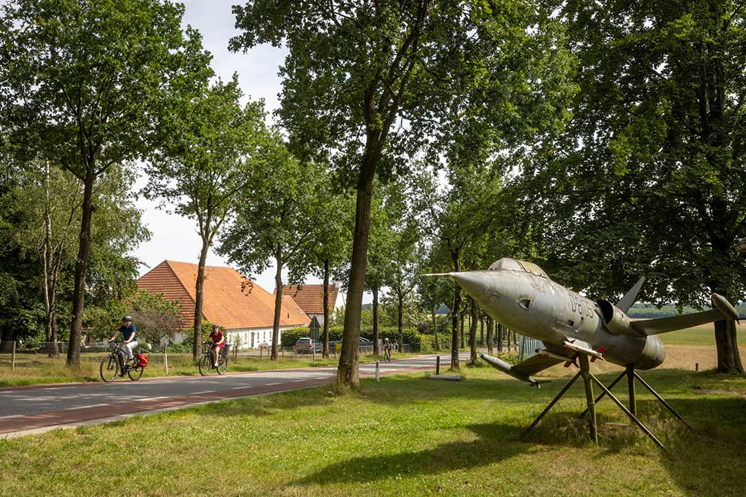 Het veebedrijf van Arthur van Roekel ligt tegenover het museum Deelen, met veel aandacht voor de rol van het vliegveld tijdens de oorlog.