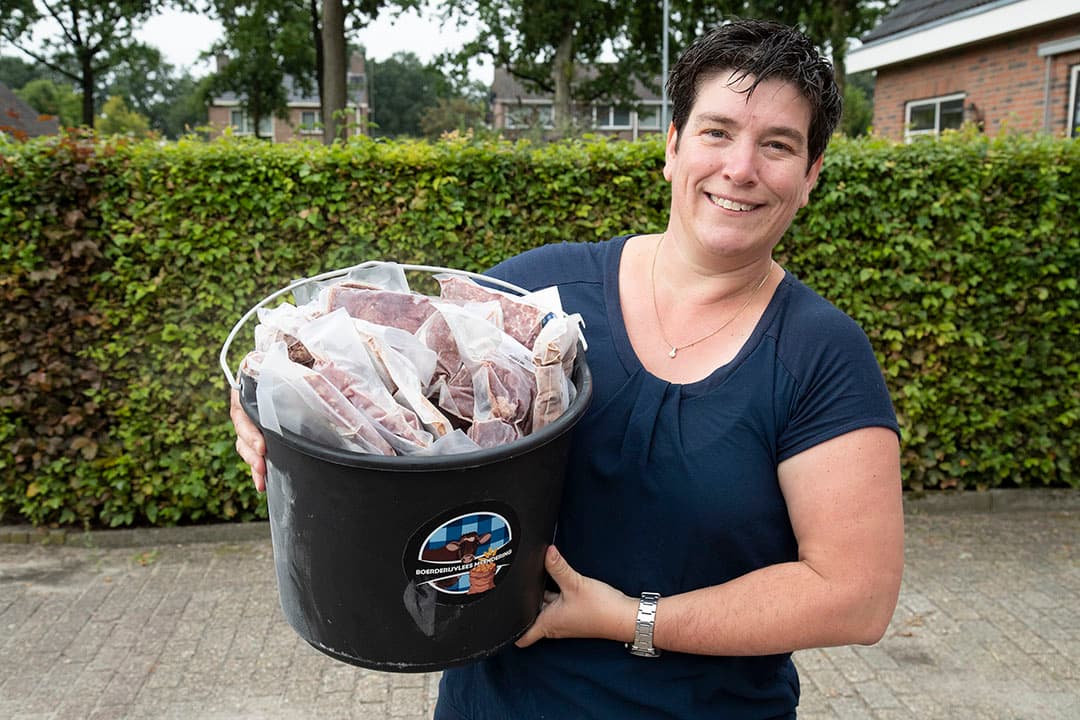 Alma Meendering met de specialiteit van het huis, een emmer rundvlees (9 kilo) met verschillende producten van biefstuk tot hamburgers.