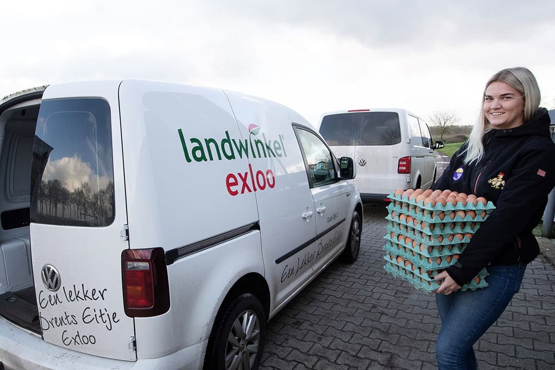 Medewerkster Daniek pakt eieren in de bestelauto. Nadat de ochtendwerkzaamheden in de pluimveestal klaar zijn, gaat ze ’s middags met de eieren op stap, samen met producten en cadeaupakketten uit de Landwinkel richting horeca en winkels. - Foto's: Hans Banus