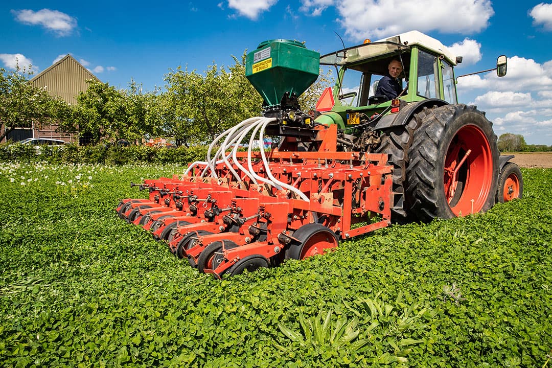 Met een zelf, naar eigen idee, aangepaste zaaimachine kan Kapper alle gewassen zonder grondbewerking direct in de stoppel of groenbemester zaaien. - Foto's: Ronald Hissink