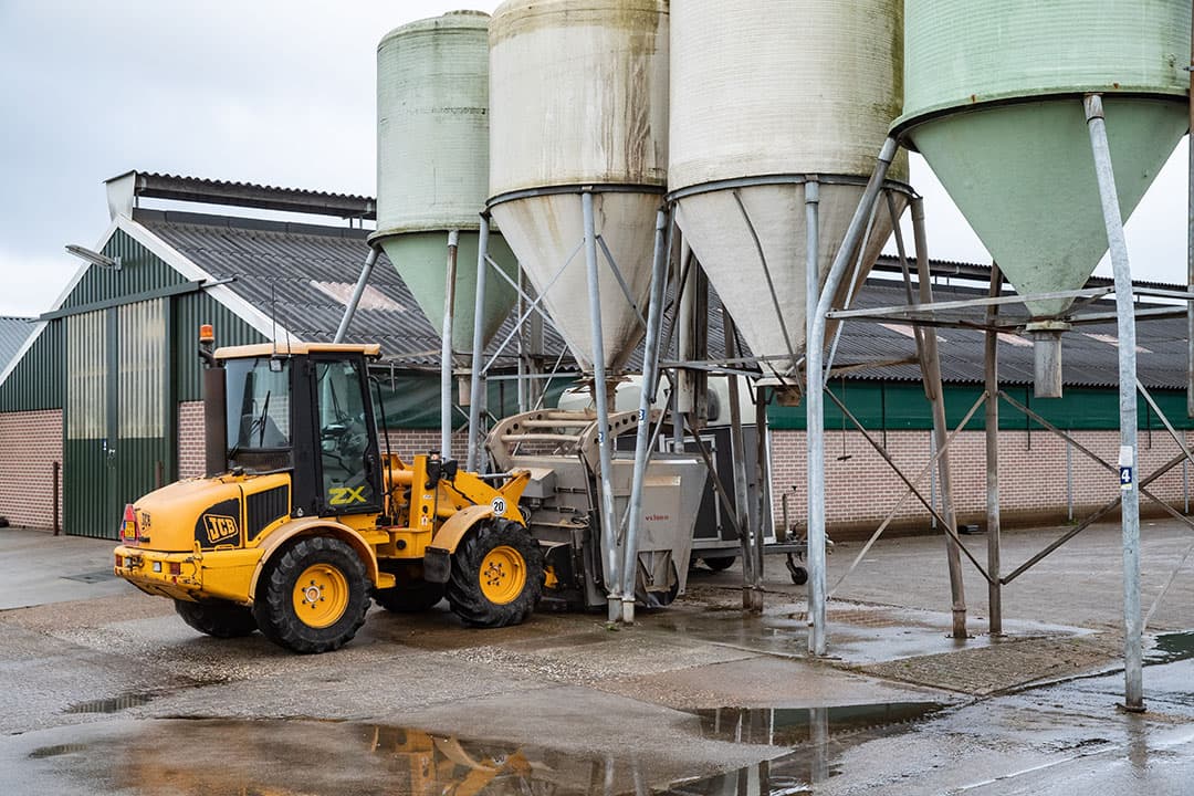 Vanuit een voersilo wordt het gemengde rantsoen aangevuld met krachtvoer ofwel speciale brok voor rosékalveren.