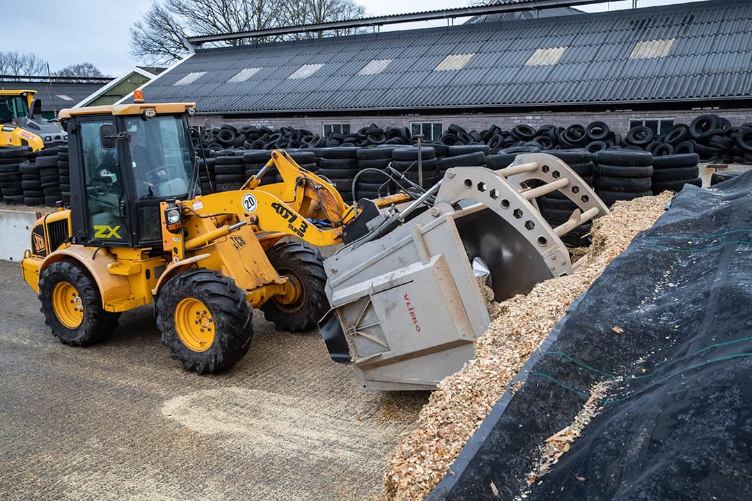 Meine Jongschaap haalt dagelijks 4 tot 5 ton mais uit een rijkuil. Hij doet dat met een shovel en voermengbak.