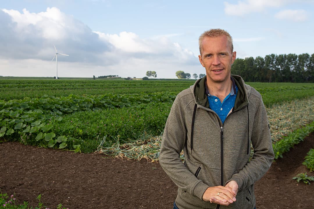 Akkerbouwer Cornelis Mosselman is tevreden over het resultaat van zijn bedrijfsaanpassingen. - Foto: Peter Roek
