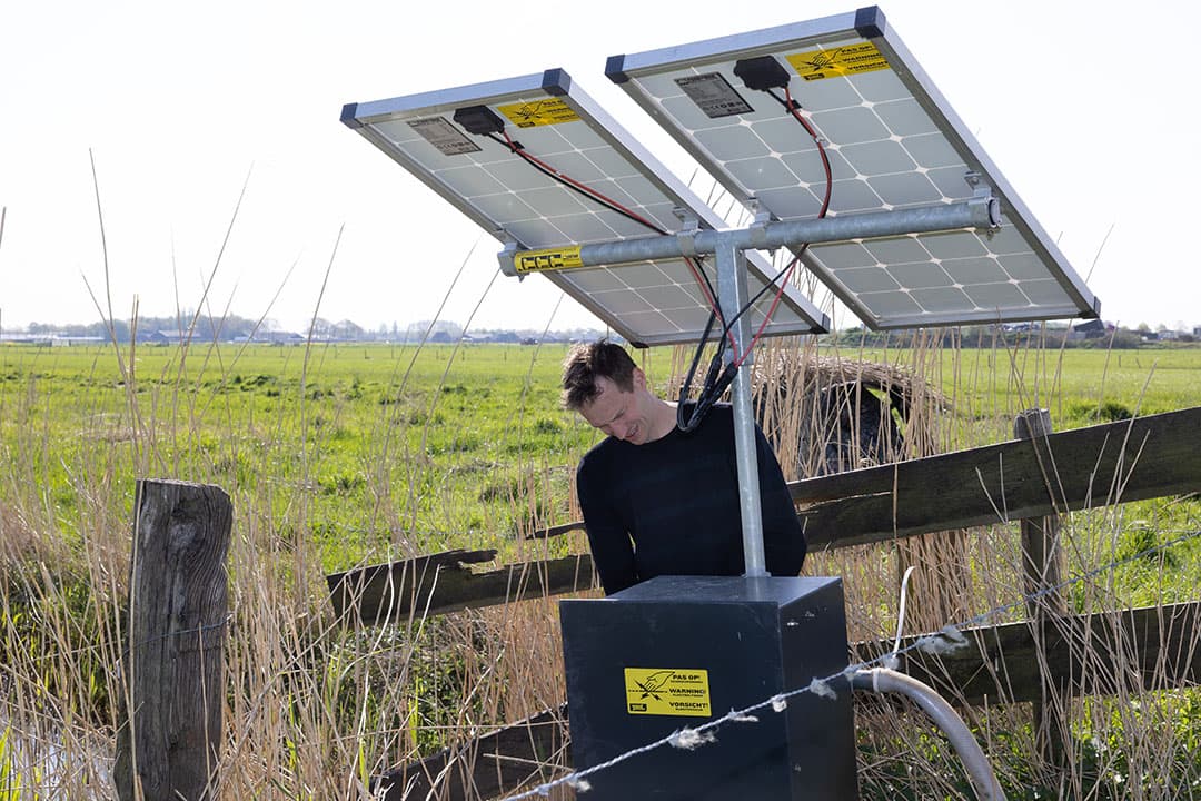 De plas-draspomp zorgt ervoor dat een bepaald gebied van een grasperceel continu onder water staat. Dit maakt het aantrekkelijk voor weidevogels om daar te verblijven en voedsel te vinden. - Foto's: Peter Roek