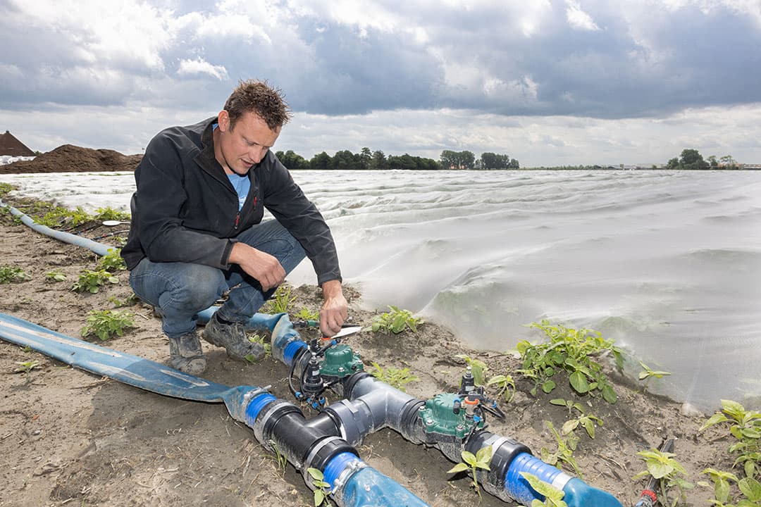 Filip van ’t Hof controleert een drukregelaar. De druk in de slang mag niet hoger worden dan 4 bar. - Foto's: Peter Roek