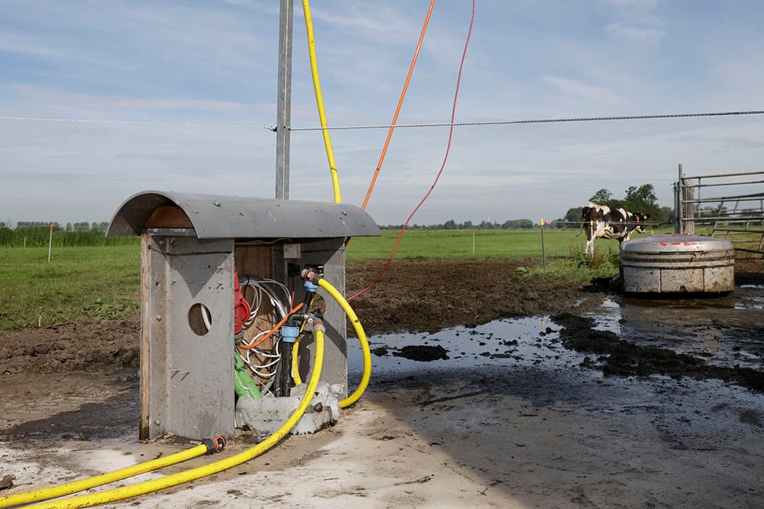 In deze 'paddenstoel' komen alle benodigde zaken als stroom, internet, water en afvoer bij elkaar.
