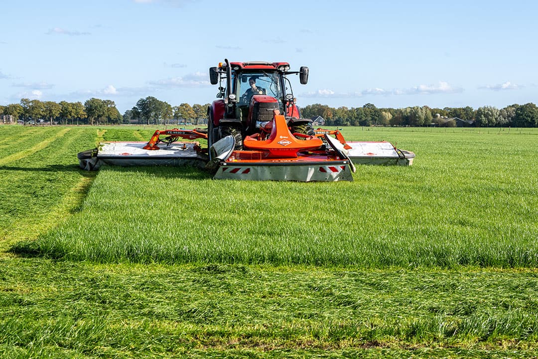 Half oktober maaide Johan Ehlers 20 ha gras met zijn eigen triplemaaier met 10 meter werkbreedte. De opbrengst ging naar de grasdrogerij.