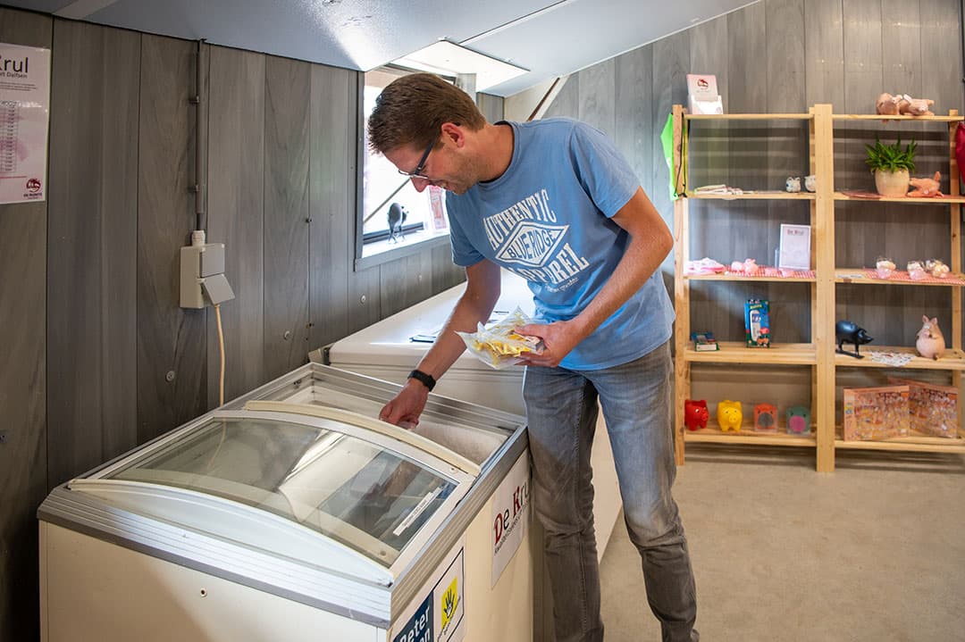 Al tien jaar verkoopt familie Van der Vegt het eigen varkensvlees met een lange staart onder de naam De Krul. De afzet van het nieuwe Beter Binnen-vlees is nog een uitdaging.