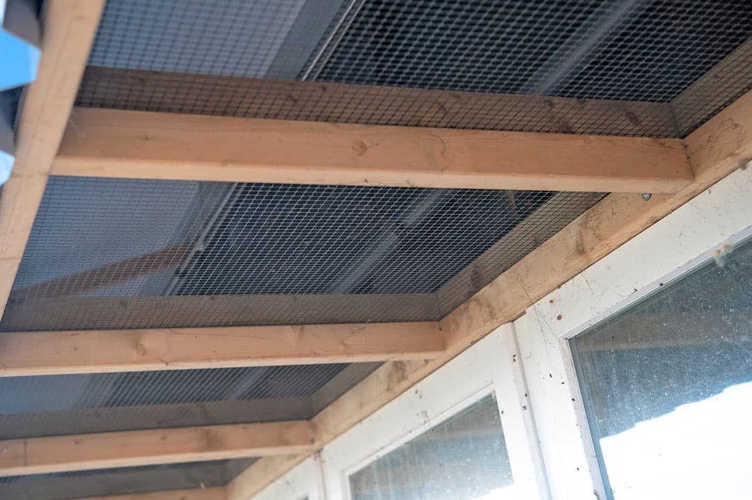 In de luchtlinlaat zitten nozzles voor de koeling. Een rolgordijn vermindert eventuele inslag van de wind.