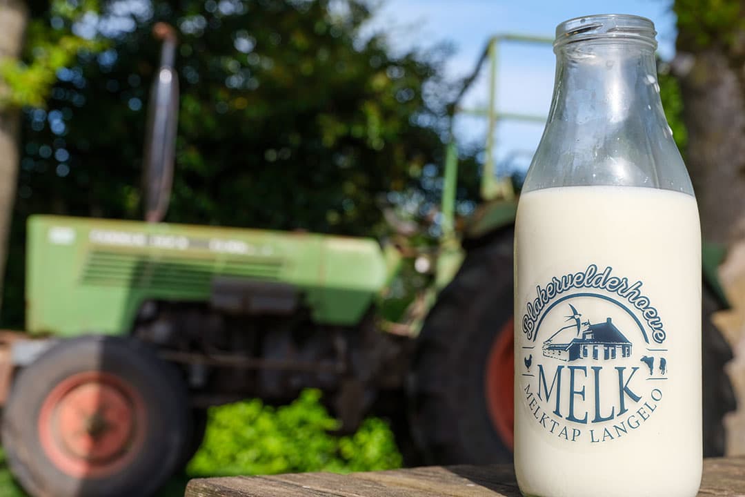 De melk gaat via A-Ware naar Albert Heijn en wordt voor een klein deel aan huis verkocht via een melktap.