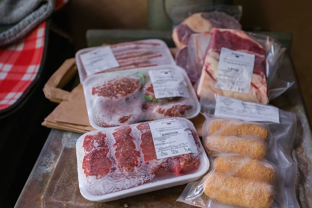 Tessa en Wim verkopen een breed assortiment rundvlees. Er zijn diverse diepgevroren onderdelen rundvlees te koop, voor elk wat wils.