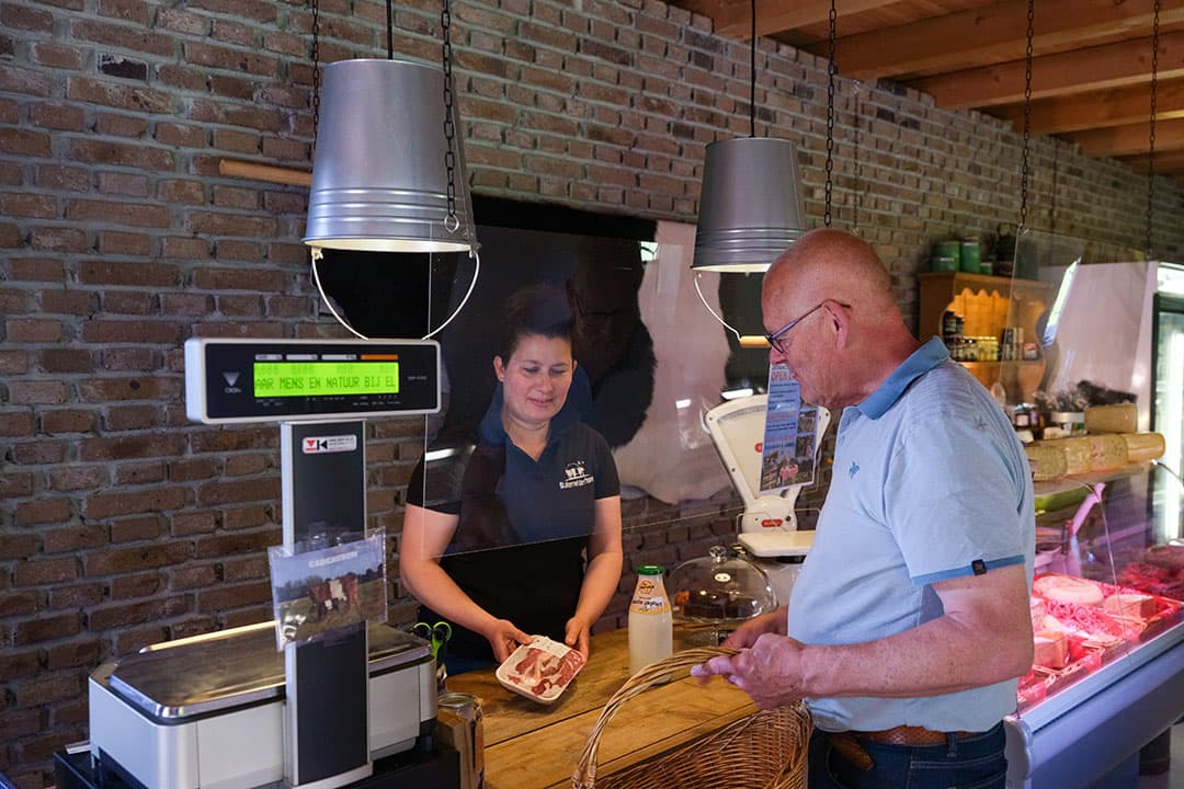Tessa Ram verkoopt rundvlees in de fraai ingerichte boerderijwinkel. In september 2019 is de winkel officieel geopend. De vraag naar rundvlees is groot.