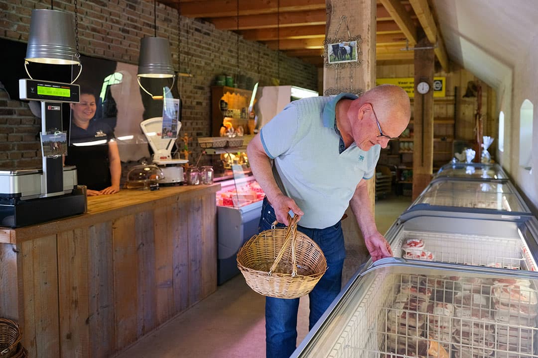 De diepgevroren rundvleesonderdelen liggen overzichtelijk in de diverse vrieskisten.