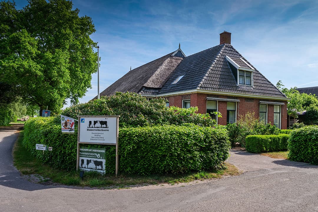 Het bedrijf van Wim en Tessa Ram in Langelo (Dr.) met de naam Blakervelderhoeve. Een bord aan de weg wijst consumenten naar de boerderijwinkel.