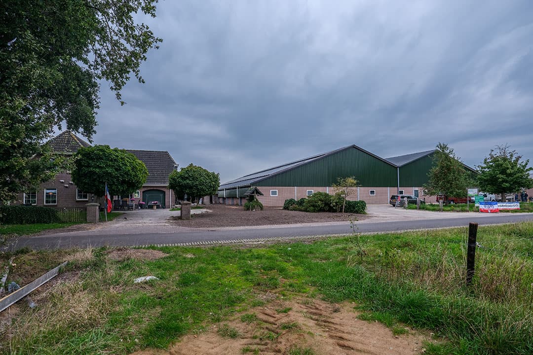Het varkensbedrijf van Gerlof van der Vinne in Alteveer (Dr.).