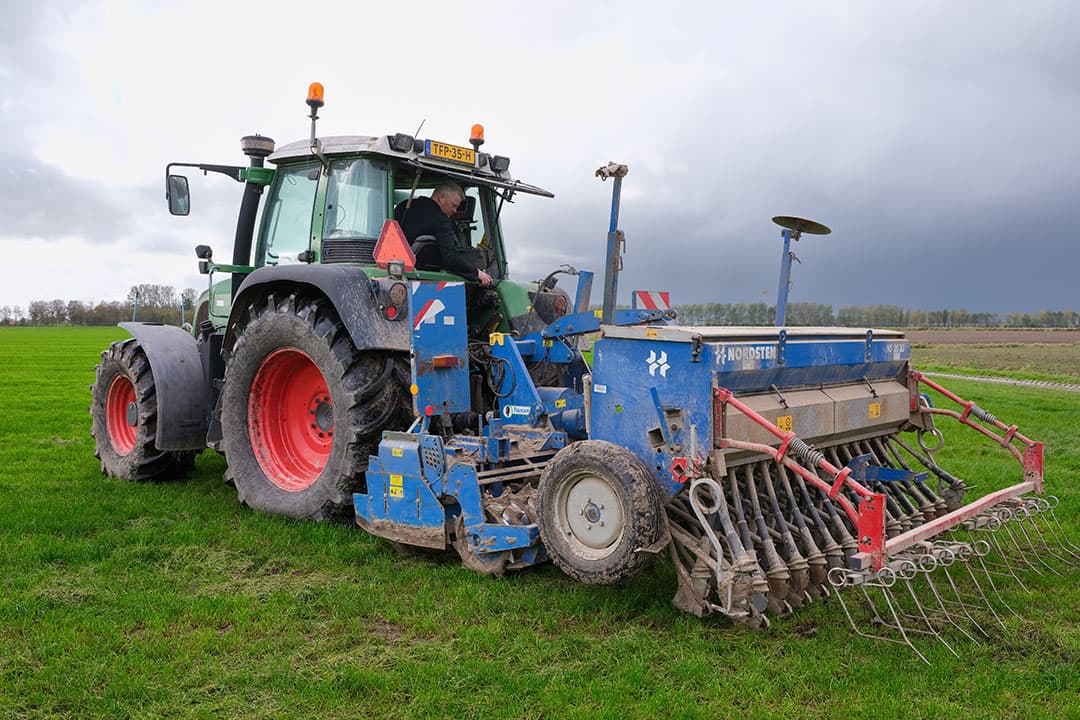 Ron Iwema laat zijn zaaimachine zien, waarmee hij in de eerste week van oktober opnieuw 8 hectare kruidenrijk gras heeft ingezaaid. - Foto's: Jan Willem van Vliet