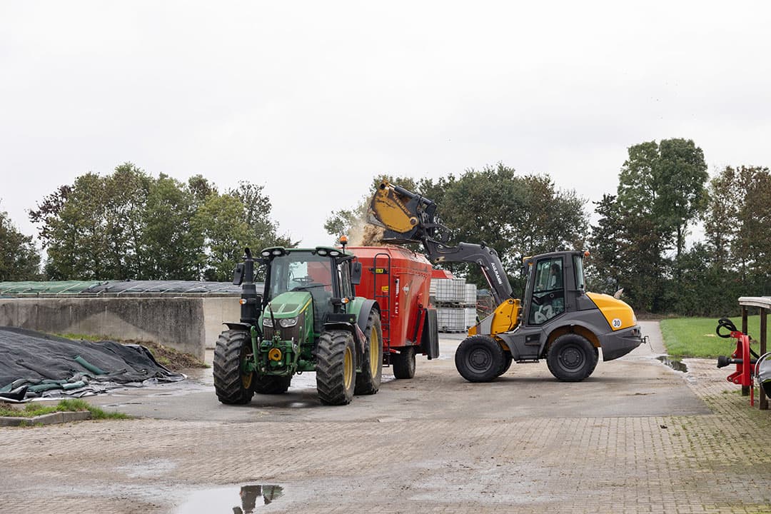 Thom de Graaf voert al ruim een half jaar volgens het nieuwe Agrifirm-concept Constant Robot Feeding. Het basisrantsoen is hoogenergetisch, maar gaat niet ten koste van de loop op de robot. - Foto's: Herbert Wiggerman