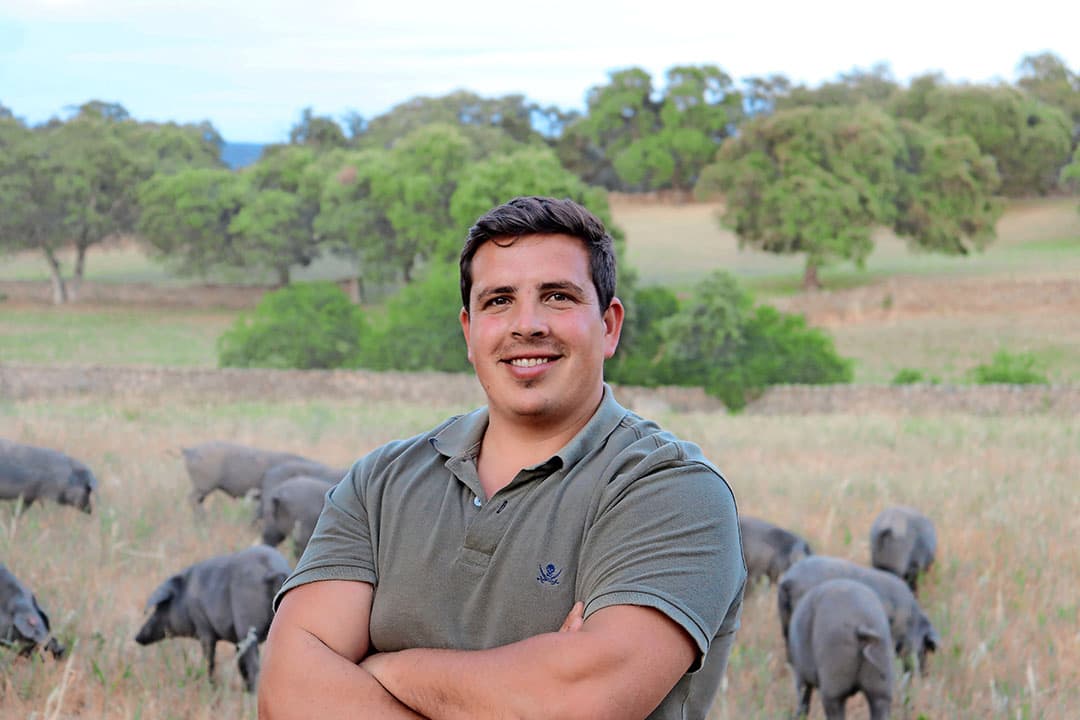 Antonio Cano (30) heeft een varkensbedrijf met Iberico-varkens. Hij laat de karkassen verwerken en verzorgt zelf de afzet van de hammen.