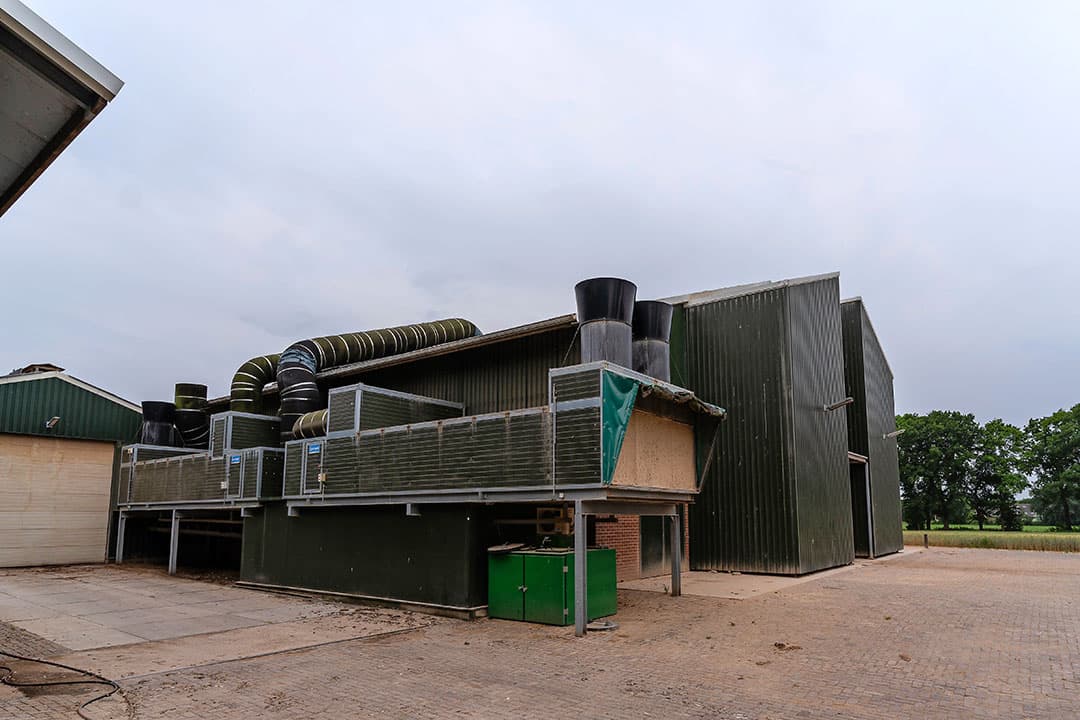 Visch heeft vier warmtewisselaars in gebruik. Die zorgen voor mestdroging op het volièresysteem.
