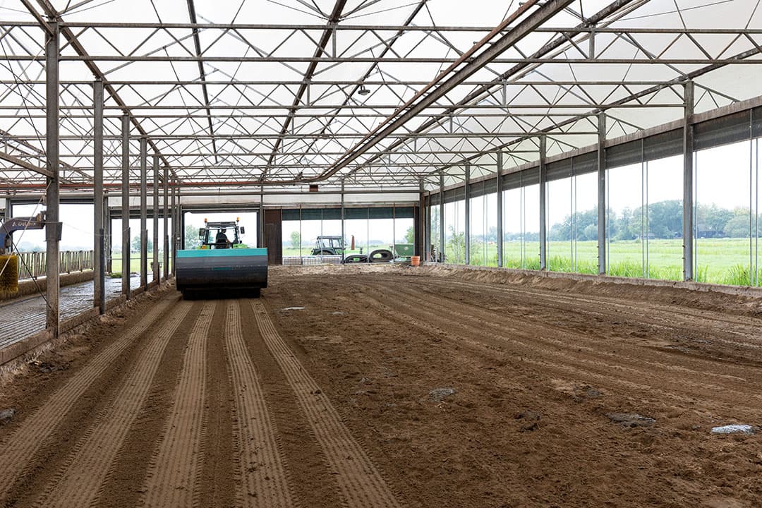 Na het zeven blijft een schoon zandbed achter. Tijdens de eerste winter zeefde De Vries twee keer per dag met de BeddingCleaner. Hij kwam echter tot de conclusie dat hij beter wat minder in de toplaag kon roeren en zo iets minder vervuilen. Nu zeeft hij één keer daags. Dat werkt beter en mest gaat evengoed dagvers de stal uit.