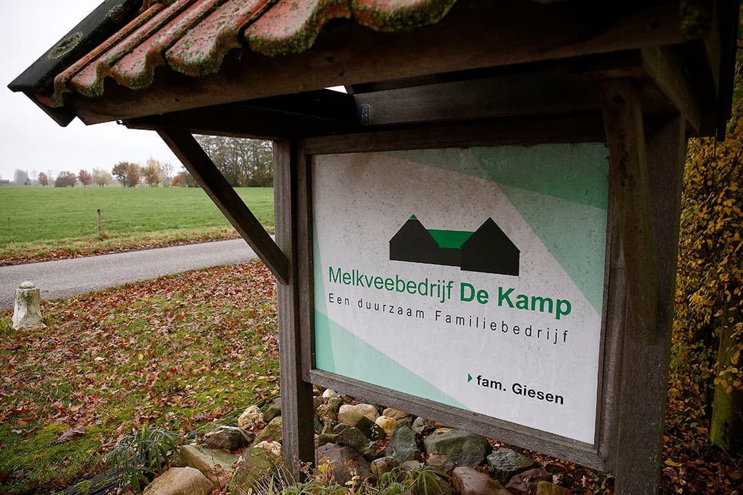 Het bedrijf zelf ligt op een zandrug. Rond het erf ligt op papier alleen klei, maar deze grond is vooral een lappendeken van klei, leemhoudend zand en zavel.