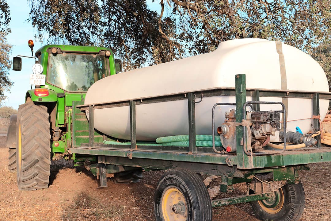 Niet alle finca’s hebben een eigen watervoorziening voor drinken en afkoeling. Beregenen van de grond is niet mogelijk.
