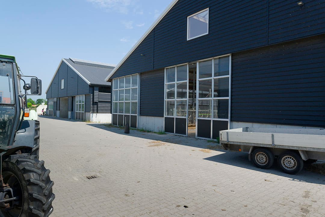 Een overzicht van de paarden- en vleesveestal, rechts. De grote glazen deuren vallen direct op. Er is sowieso veel licht in de stallen.
