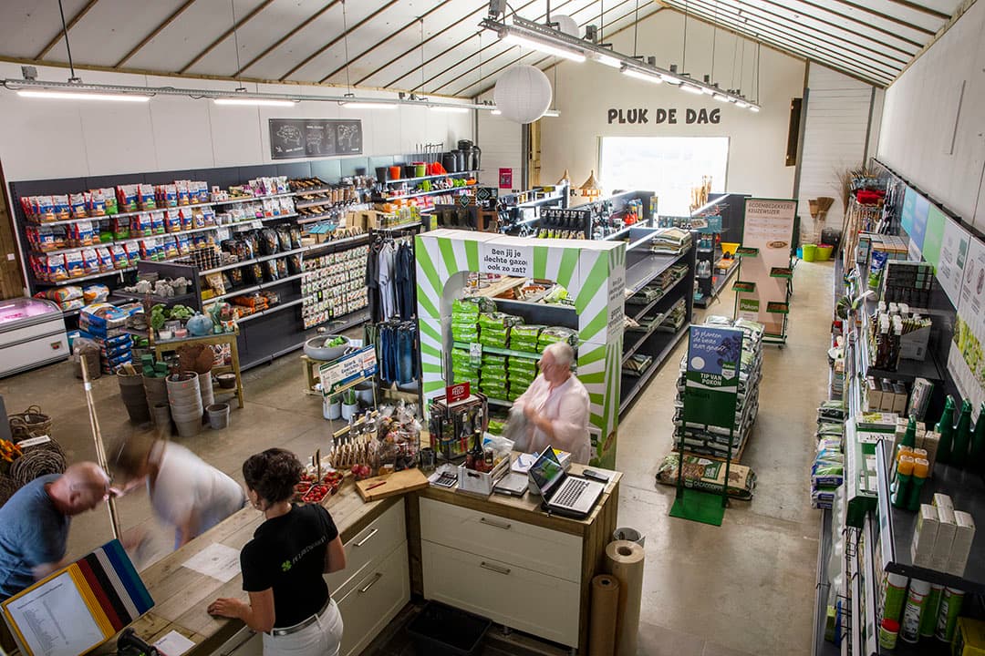 In de Landwinkel in Eyserheide wordt van alles verkocht. Van streekproducten van lokale boeren tot tuinmaterialen en producten voor hobbydieren.