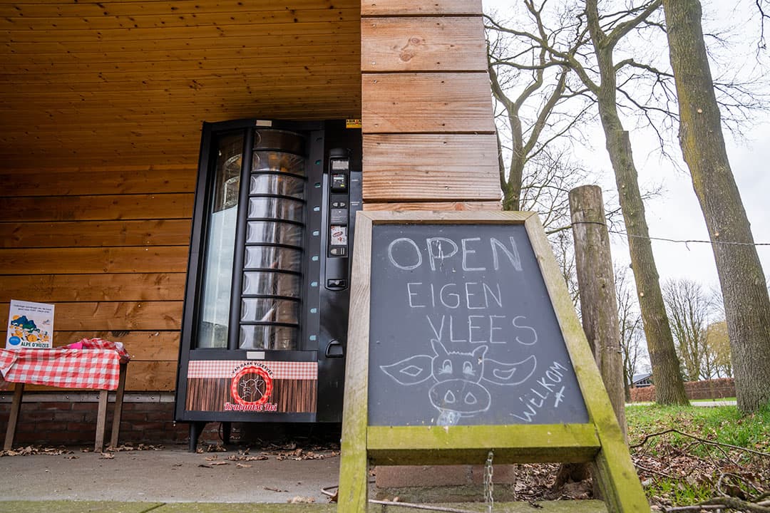 Het Angus-vlees van van Raak wordt in Brabant en in Noord-Limburg opgegeten, maar hij laat ook dieren slachten voor verkoop in de eigen boerderijwinkel. Dit gaat nu nog om tien dieren per jaar.